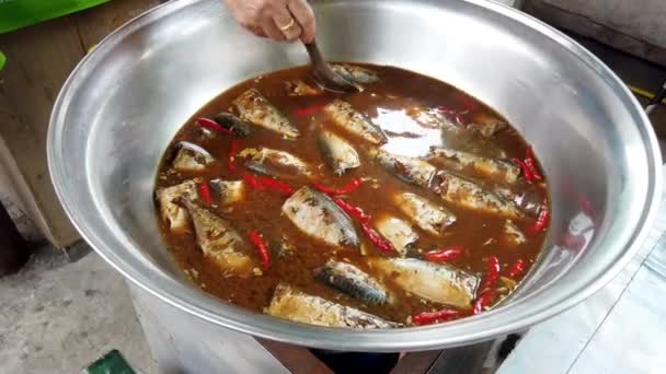 Sardinhas cozinham em um caldo em uma grelha no mercado — Vídeo de Stock