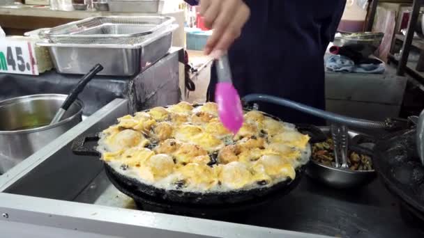 Chef cozinha ostras em molho de queijo no mercado — Vídeo de Stock