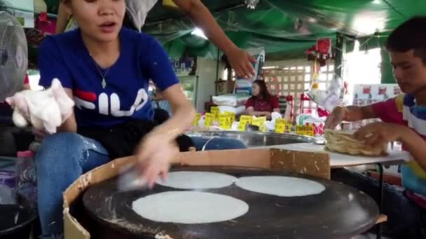 Bangkok, Tailandia - 2019-03-17 - Mujer se propaga rápidamente y cocina dulces a base de harina en la parrilla en el mercado — Vídeo de stock