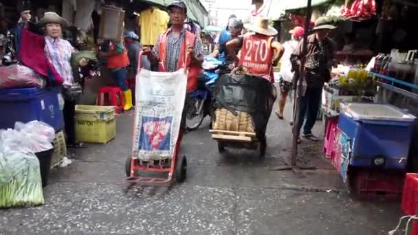 Bangkok, Tailândia - 2019-03-17 - As ilhas estreitas do mercado estão cheias de clientes de compras e fornecedores de trabalho — Vídeo de Stock