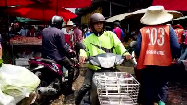 Bangkok, Thailandia - 2019-03-17 - Moto si muovono attraverso le isole affollate del mercato — Video Stock