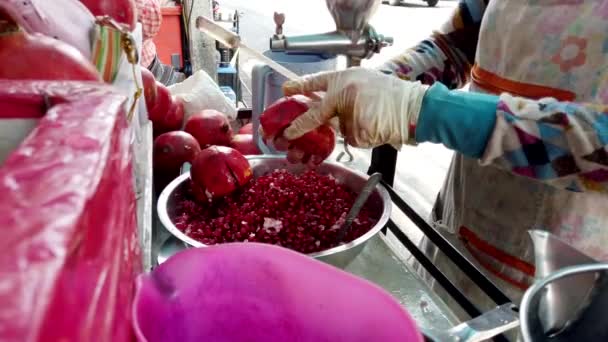 Bangkok, Thajsko-2019-03-17-dodavatelský dodavatel extrakty granátové semeno pro šťávu — Stock video