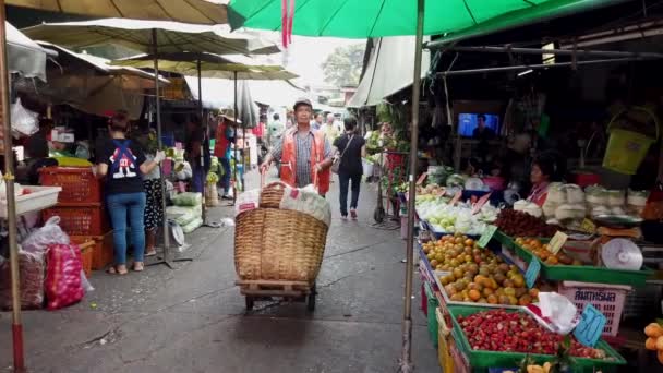 Bangkok, Thailand - 2019-03-17 - Narrow Market Isles Share Motorcycles Pedestrians and Hand Trucks — Stock Video