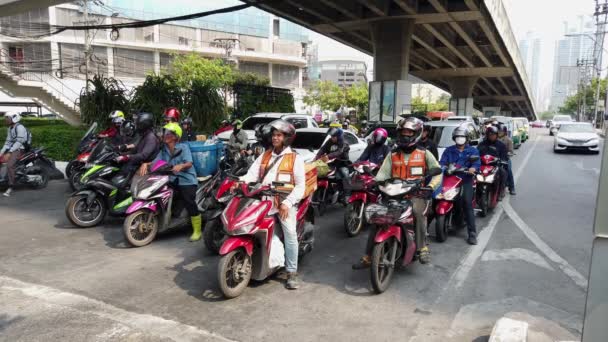 Μπανγκόκ, Ταϊλάνδη-2019-03-17-μοτοσικλέτες πλήθος στο μέτωπο στα σημεία κυκλοφορίας — Αρχείο Βίντεο