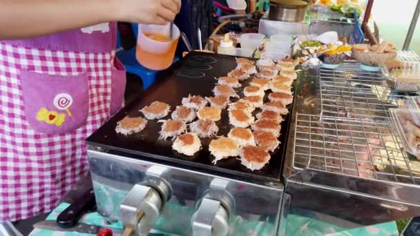 Mujer Grills Patata y Huevo Snacks en el Mercado — Vídeo de stock