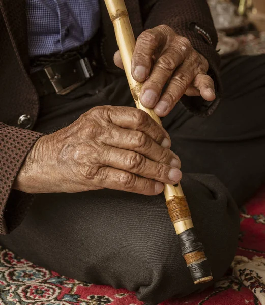 イランの丘部族の男は彼のフルートを演奏します — ストック写真