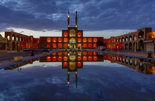 Amir Chakhmak Mosque as Seen Before Dawn During Blue Hour — Stock Photo, Image