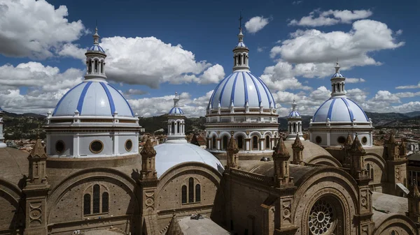 Aeiral drone kilátás a Dóm az új katedrális Cuenca Ecuador, mint látható a szeminárium — Stock Fotó