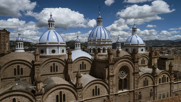 Aeiral Drone Vista de la Cúpula de la Nueva Catedral en Cuenca Ecuador visto desde el Seminario — Foto de Stock