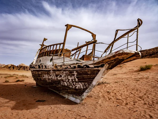Strange Boat Stuck on Sand Hundres of KM From Nearest Water in Wadi Rum Jordan — Stock Photo, Image