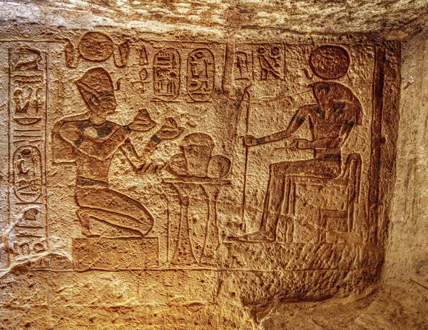 Imágenes del relieve de Stone Bas talladas en la pared en el templo de Luxor en Asuán Egipto — Foto de Stock
