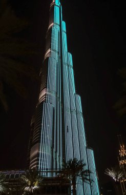 Burj Khalifa gece bir ışık gösterisi, dünyanın en büyük olarak kayıtları Guiness kitap için niteleyen koyar