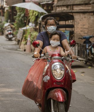 Ed-Bankgok, Tayland-2019-30-13-yüz maskeleri Ile anne ve kızı Ride motosiklet