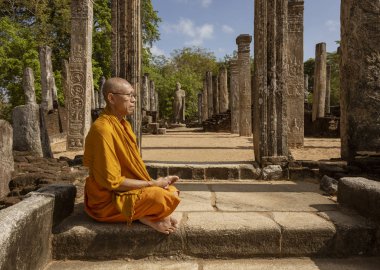 Ed-Negombo, Sri Lanka-2019-03-22-Monk ünlü buddah sitesi önünde pozlar