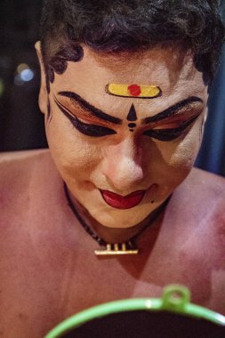 Geleneksel Hint dansçı göstermek için önce yüzüne boya uygular