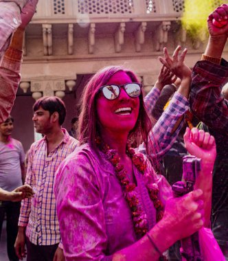 Hindistan 'daki Holi Festivali' nde kadınlar boyayla kaplıyken gülümsüyor.