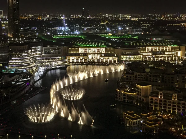 Le spectacle aquatique Dubai Fountain vu du 50ème étage d'un hôtel voisin — Photo