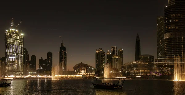 Wolkenkrabbers langs de jachthaven in Dubai 's nachts — Stockfoto