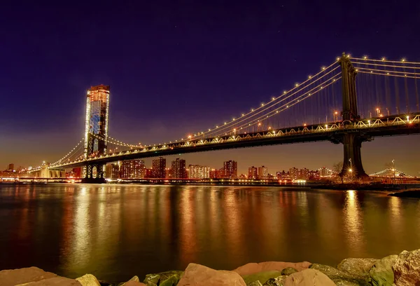 Manhattan Bridge, gezien vanaf Dumbo Park een uur na zonsondergang, tijdens het blauwe uur — Stockfoto