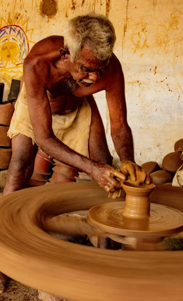 El hombre forma un tazón en una rueda de cerámica manual sin electricidad — Foto de Stock