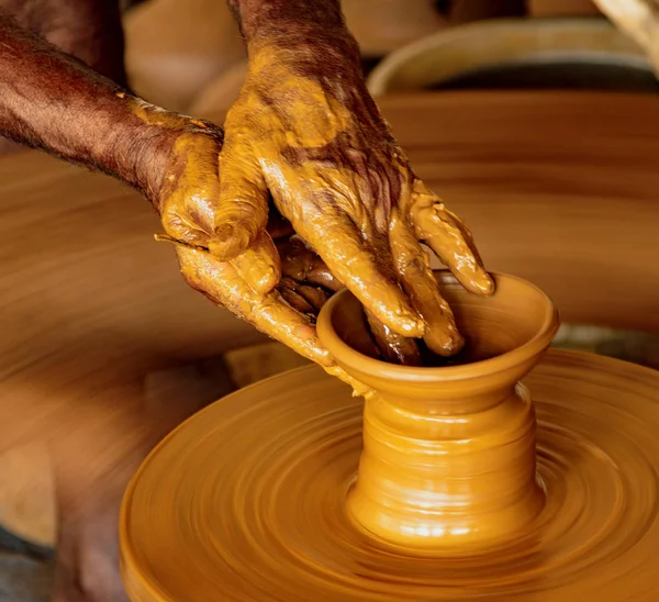 El hombre forma un tazón en una rueda de cerámica manual sin electricidad —  Fotos de Stock