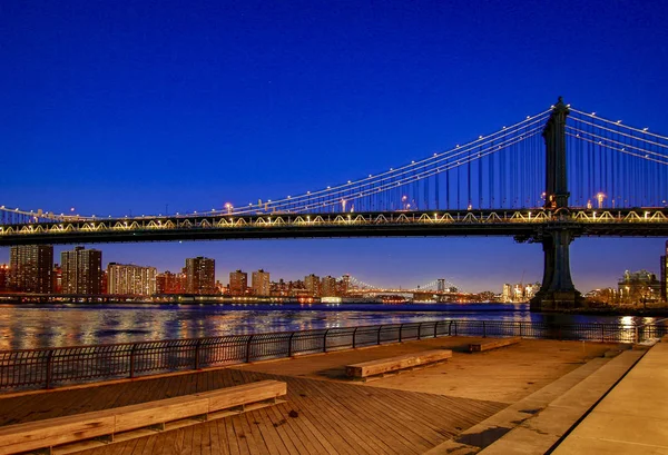 Puente de Manhattan, visto desde Dumbo Park una hora después del atardecer, durante la hora azul — Foto de Stock