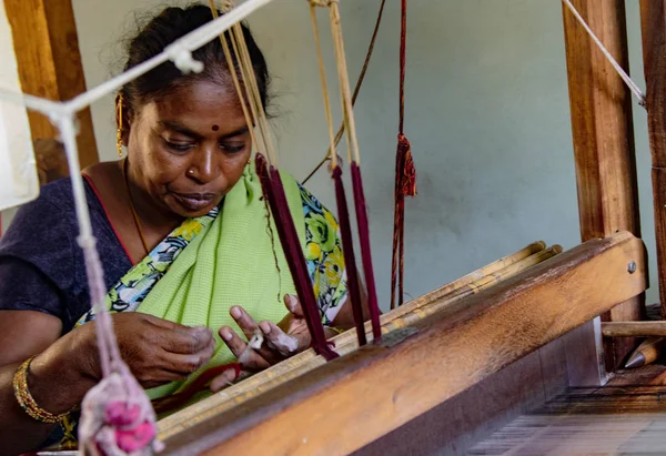 Kadın geleneksel bir tezgah üzerinde kumaş örgüleri