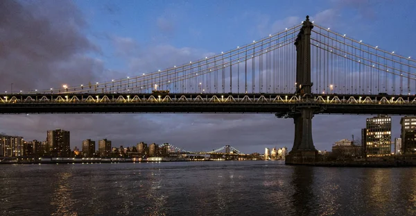 Manhattan Bridge, set fra Dumbo Park ved tusmørke - Stock-foto