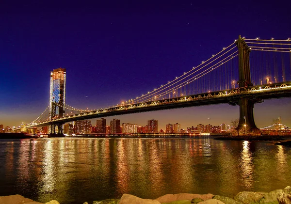 Puente de Manhattan, visto desde Dumbo Park una hora después del atardecer, durante la hora azul — Foto de Stock