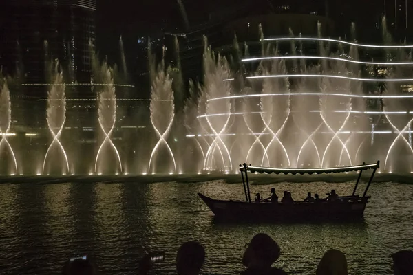 La foule regarde le spectacle aux fontaines de Dubaï alors que le bateau passe — Photo