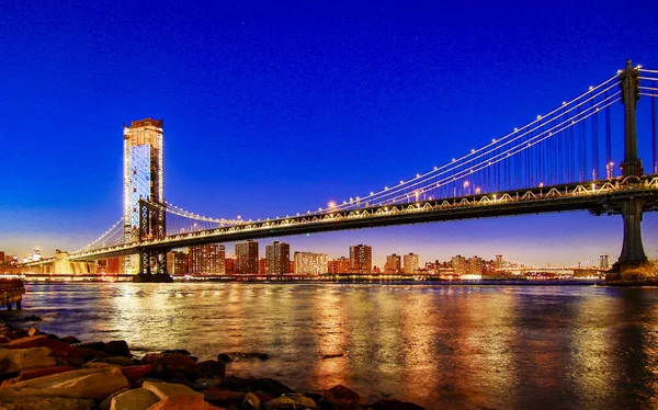 Manhattan Bridge, vu de Dumbo Park une heure après le coucher du soleil, pendant l'heure bleue — Photo