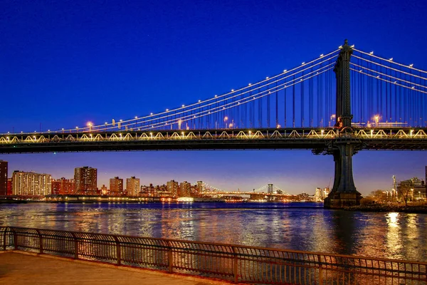 Puente de Manhattan, visto desde Dumbo Park una hora después del atardecer, durante la hora azul — Foto de Stock