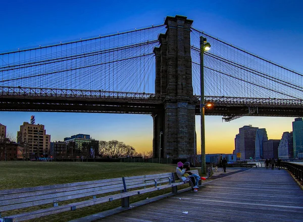 Brooklyn Bridge, látható a Dumbo Park naplemente után, a kék órás — Stock Fotó