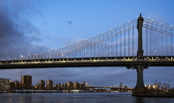 Ponte Manhattan, vista do Dumbo Park durante o crepúsculo — Fotografia de Stock