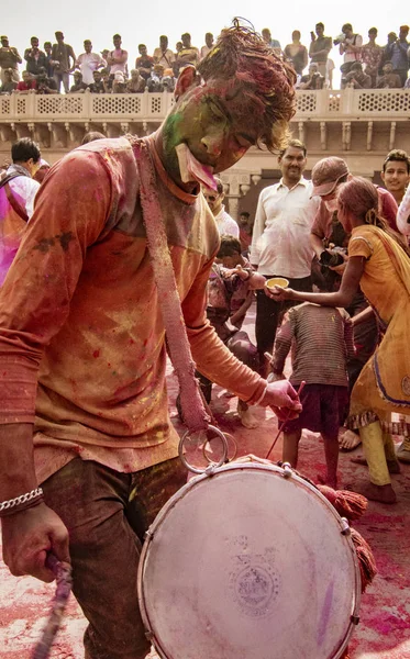 Junger mann schlägt trommel, um musik für holi-festival in indien zu liefern — Stockfoto