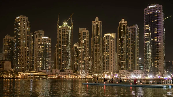 Wolkenkrabbers langs de jachthaven in Dubai 's nachts — Stockfoto