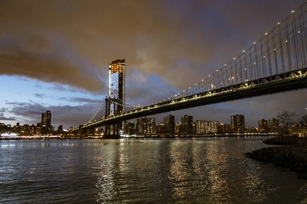 Manhattan Bridge, mint látható a Dumbo Park csak naplemente előtt — Stock Fotó