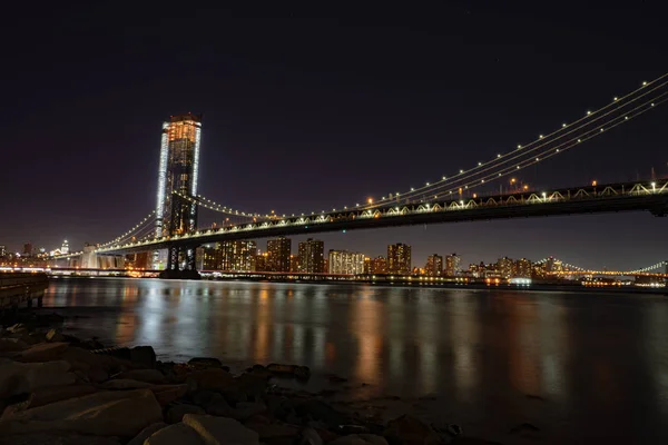 Manhattan-híd, a Dumbo Parkból, napnyugta után. — Stock Fotó