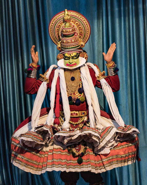 Муннар, Индия - 11 марта 2018 года: Традиционная пьеса на хинди показывает, как ревнивый Бог был убит
