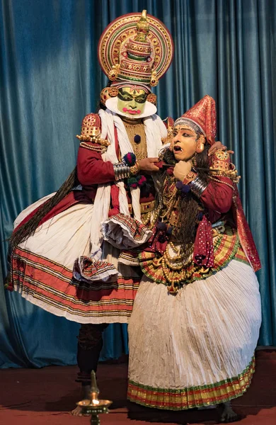Munnar, India - 11 de marzo de 2018: Una obra de teatro tradicional hindi muestra a un Dios celoso siendo asesinado —  Fotos de Stock