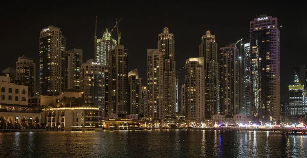 Wolkenkrabbers langs de jachthaven in Dubai 's nachts — Stockfoto