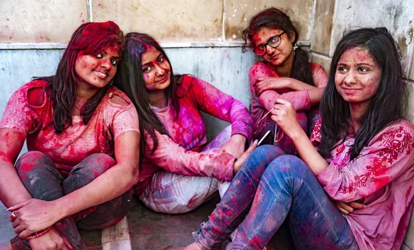 Women smile while covered in paint during Holi Festival in India — Stock Photo, Image