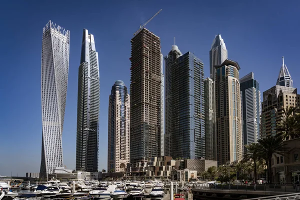 Rascacielos bordean el puerto deportivo de Dubai — Foto de Stock