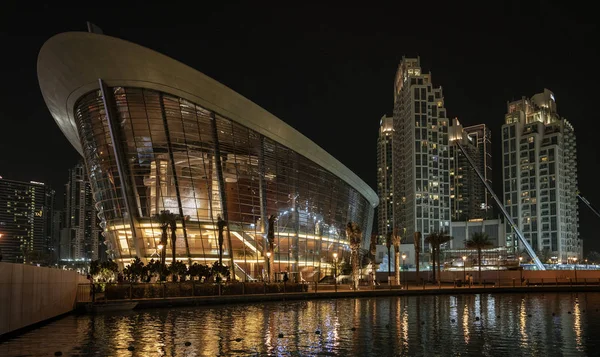 Dubai 'deki Opera Binası, Marina kenarında yer almaktadır.