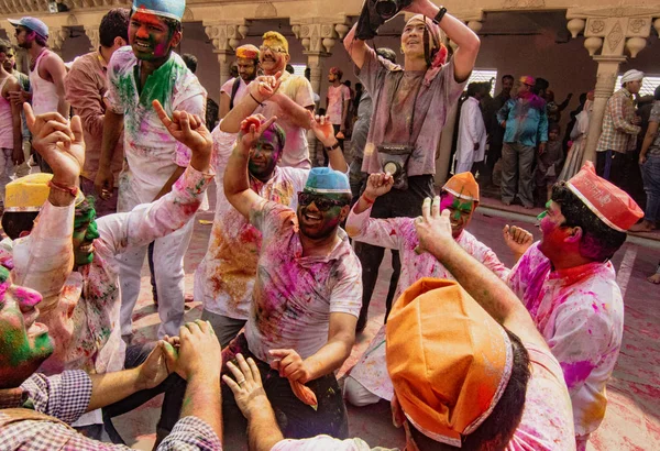 Young men dance during Holi Festival in India — Stock Photo, Image