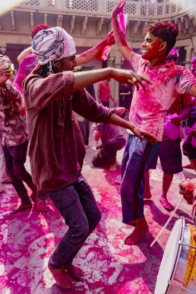 Junge Männer tanzen während des Holi-Festivals in Indien — Stockfoto
