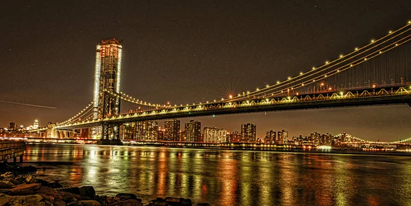 Manhattan Bridge, widziany z Dumbo Park tuż po zachodzie słońca — Zdjęcie stockowe