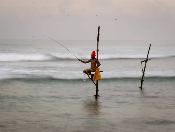 Galle, Sri Lanka - 2019-04-01 - Stilt Fishermen of Sri Lanka Pasa todo el día en pequeñas plataformas para pescar peces para la cena —  Fotos de Stock