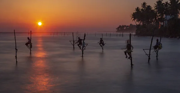 Galle, Sri Lanka - 2019-04-01 - Pescadores SStilt de Sri Lanka pasan todo el día en pequeñas plataformas para pescar peces para la cena —  Fotos de Stock