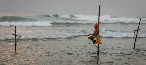 Galle, sri lanka - 2019-04-01 - Stelzenfischer von sri lanka verbringen den ganzen Tag auf kleinen Plattformen, um Fische zum Abendessen zu fangen — Stockfoto